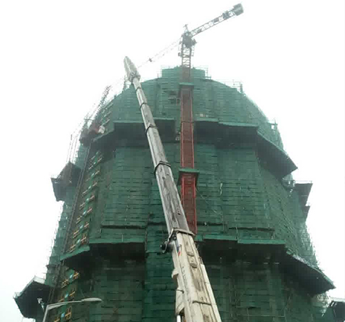 桓台吊车在工地上作业